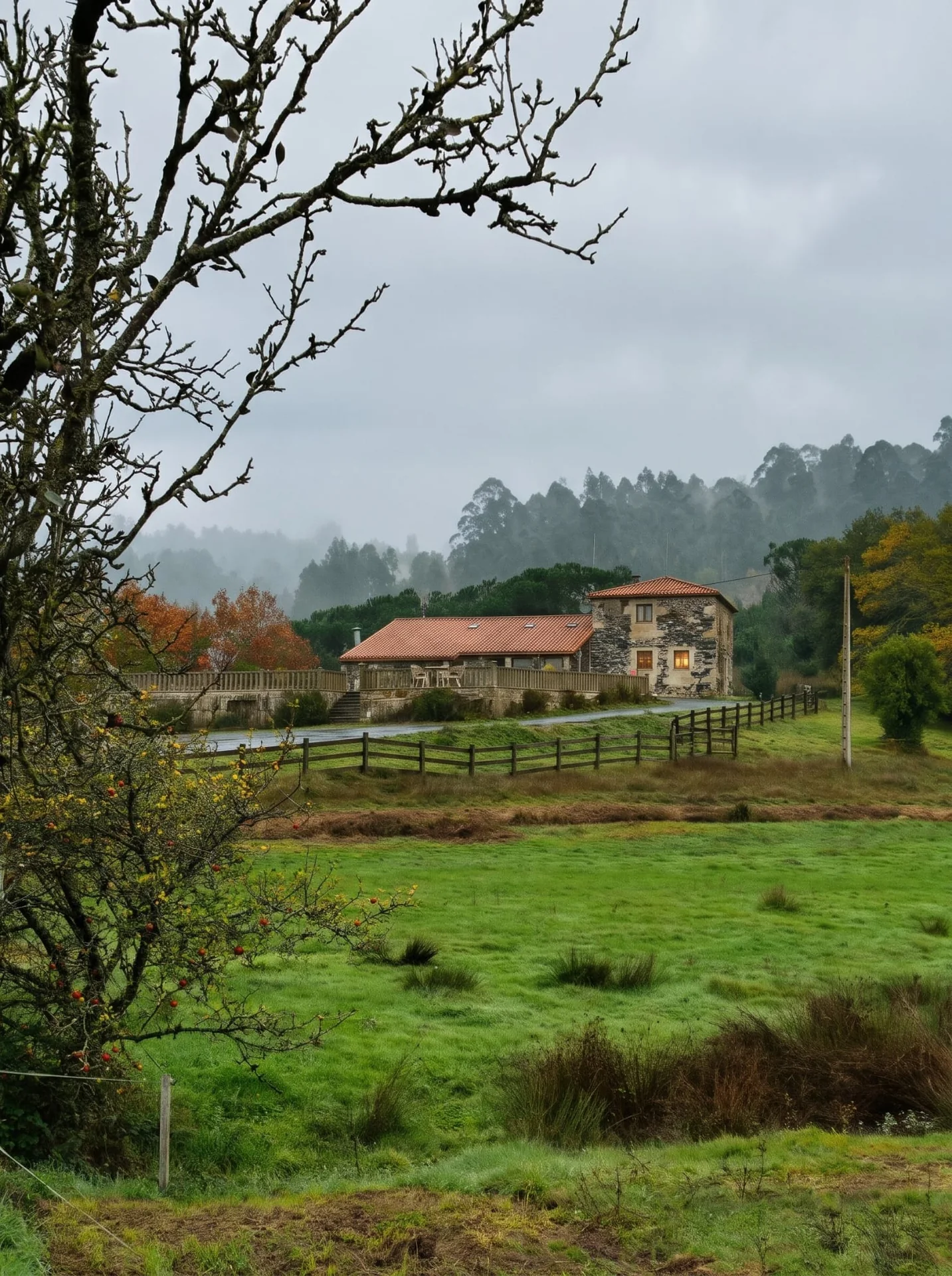 Prados y casas de piedra de Porto de Bois bajo un cielo de otoño